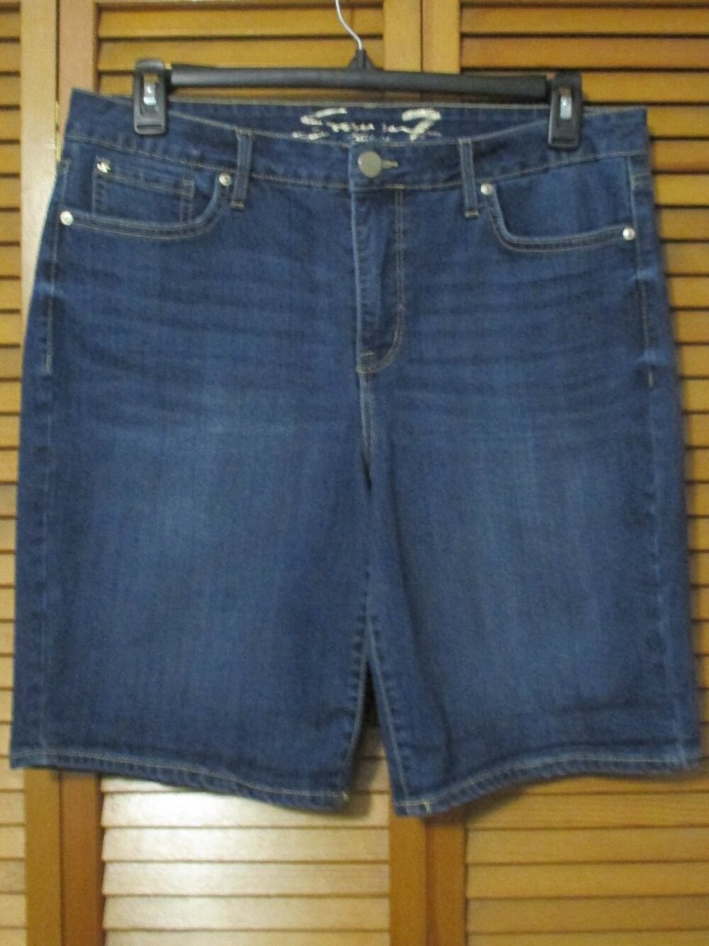 Seven7 shorts denim blue Bermuda with pockets and stretch size 14